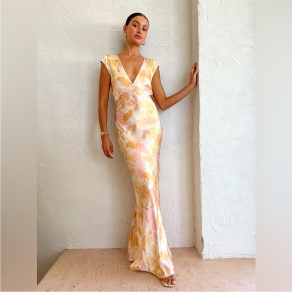 Bec & Bridge Dresses & Skirts - NEW Bec & Bridge Indi V Cap Sleeve Satin Maxi Dress Floral Haze Print Size 6 NWT